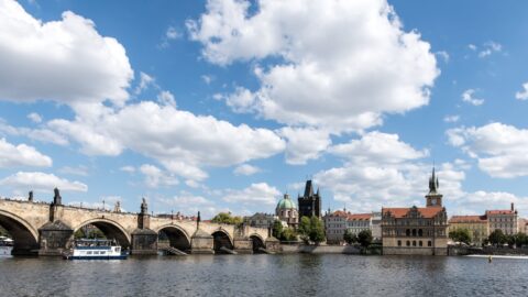 Karlsbron över Vltava i Prag med Gamla stadens brotorn och Gamla stan i bakgrunden