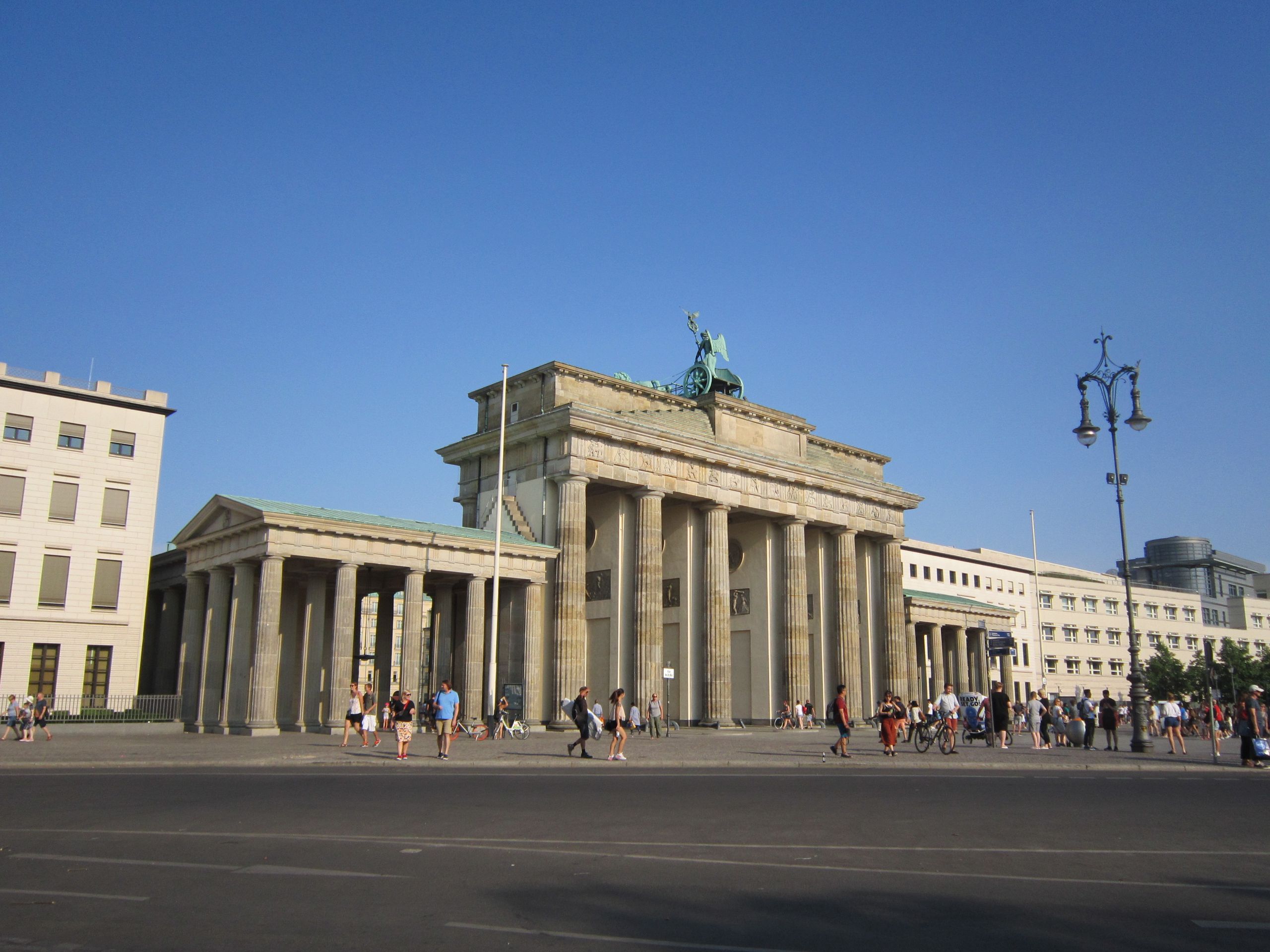 Brandenburger Tor i Berlin under klarblå sommarhimmel