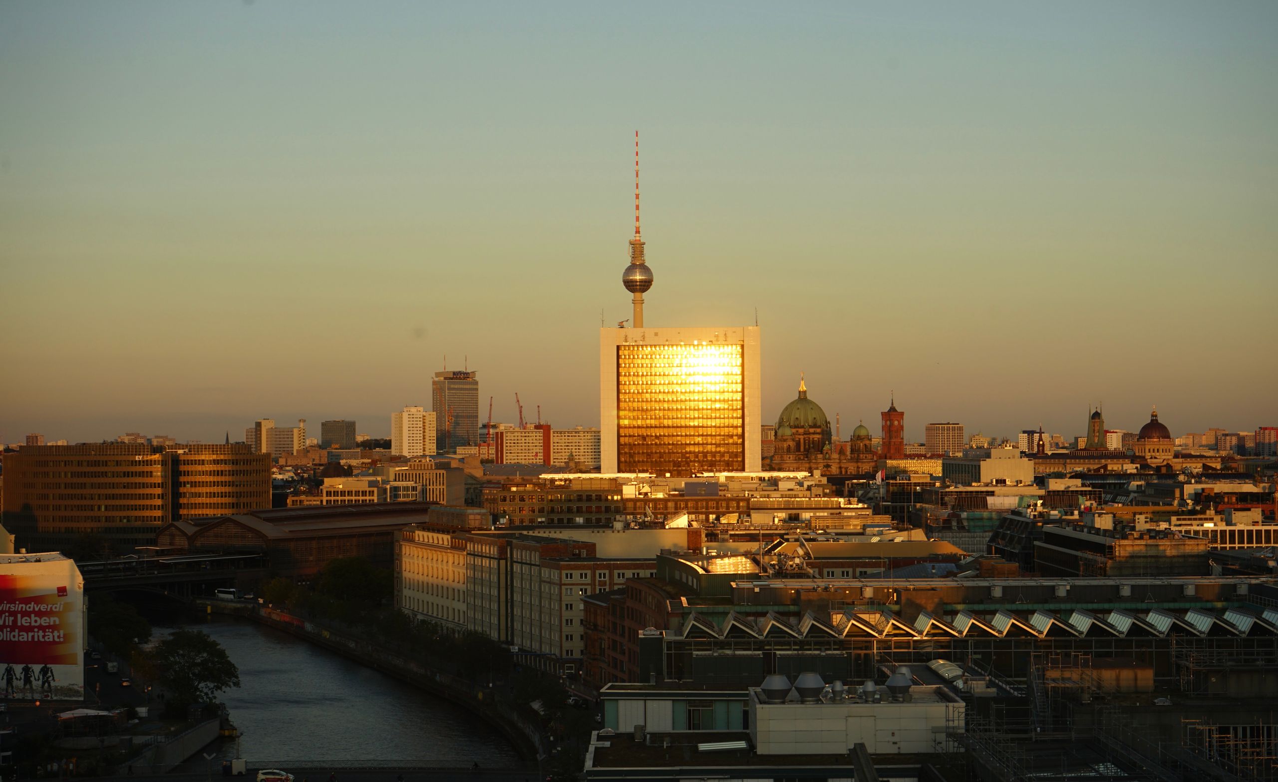 Berlins skyline med tv-tornet i varmt solnedgångsljus