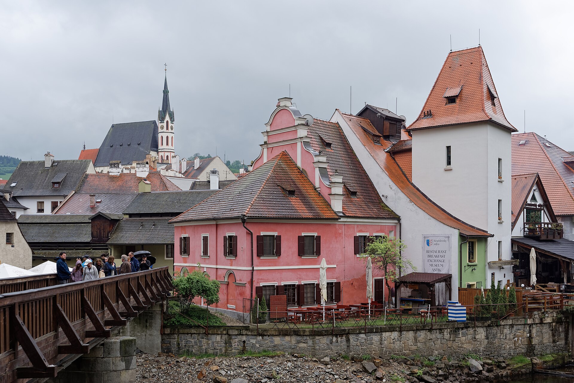Gamla stan i Český Krumlov med Sankt Vitus-kyrkan och gångbron Jelení lávka över Moldau.