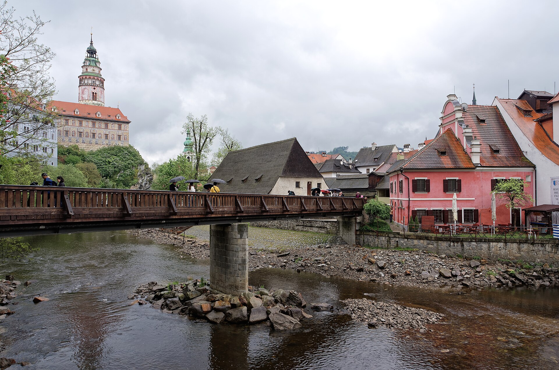 Slottet i Český Krumlov med slottstornet och gångbron över Moldau.