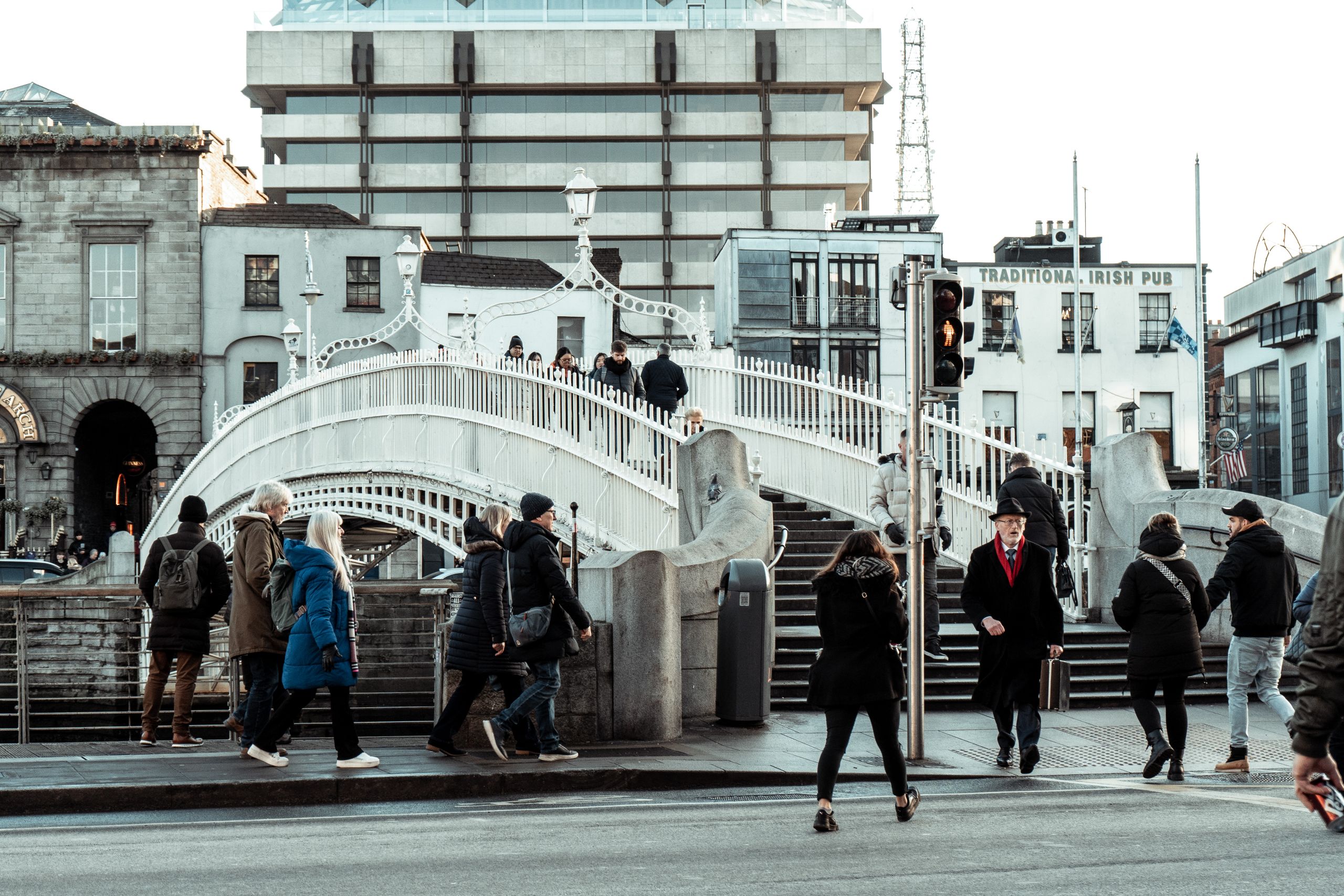Fotgängare på Ha’penny Bridge i Dublin en vanlig dag