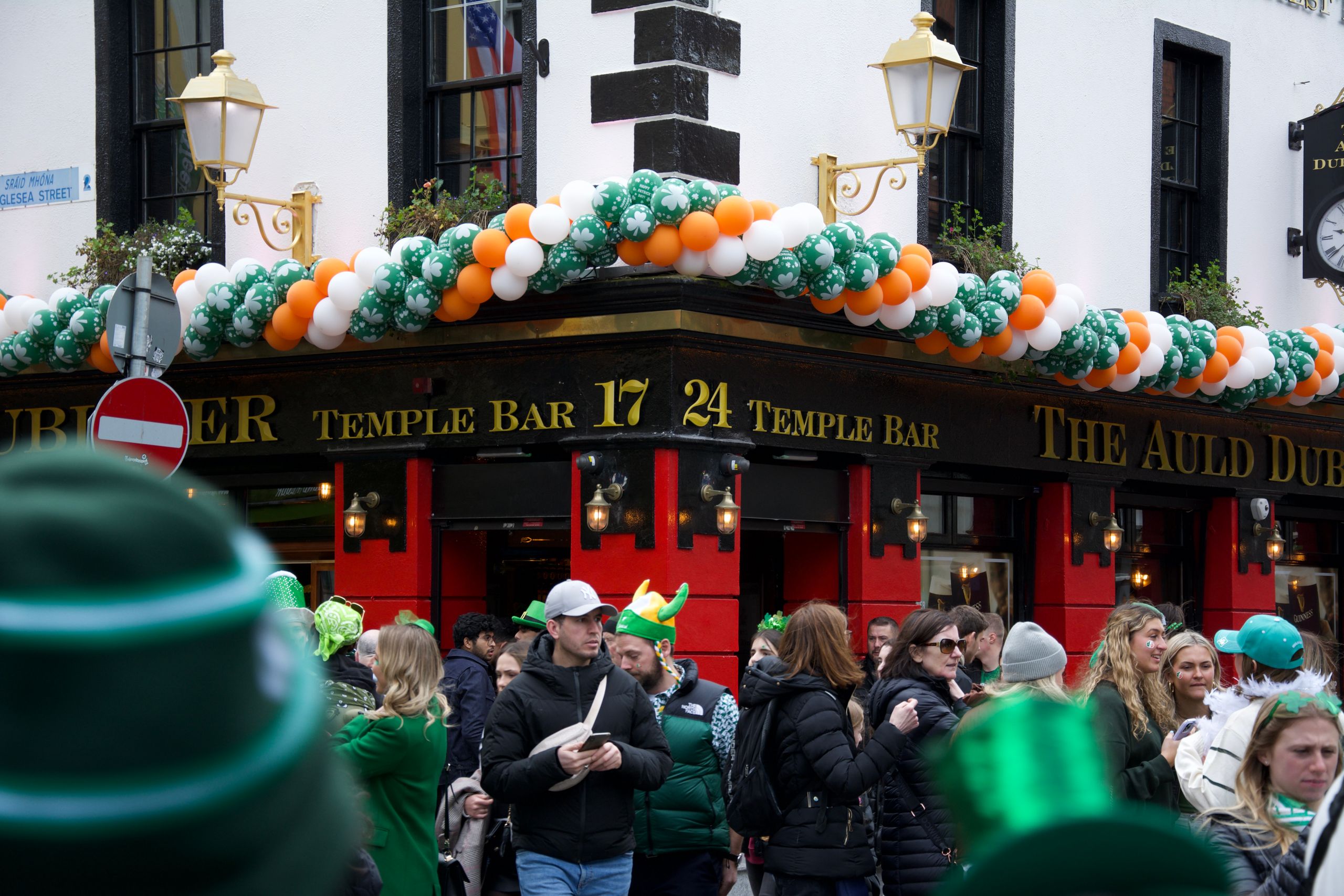 Folkliv utanför The Temple Bar i Dublin