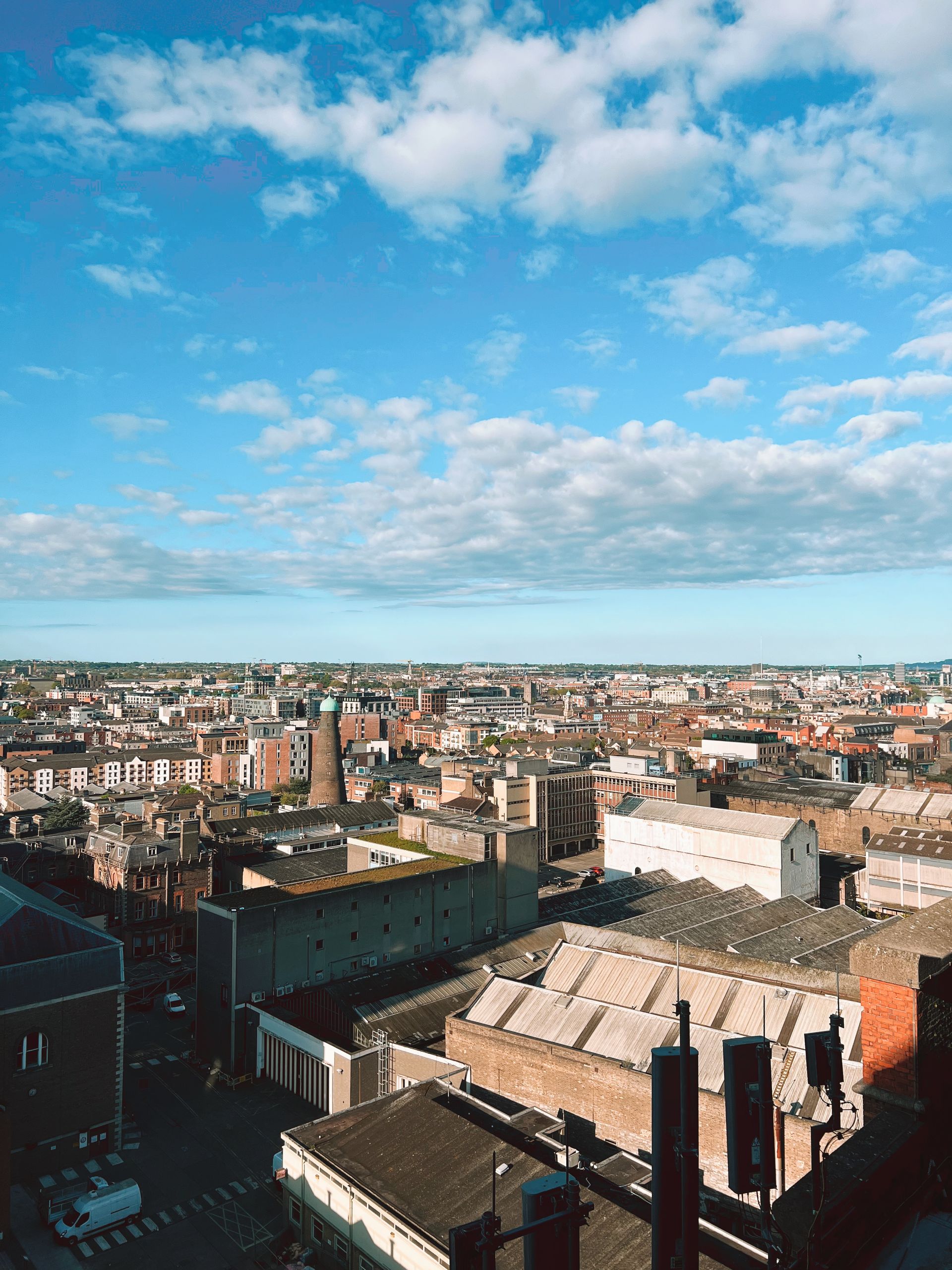 Dublin sett uppifrån under klarblå himmel