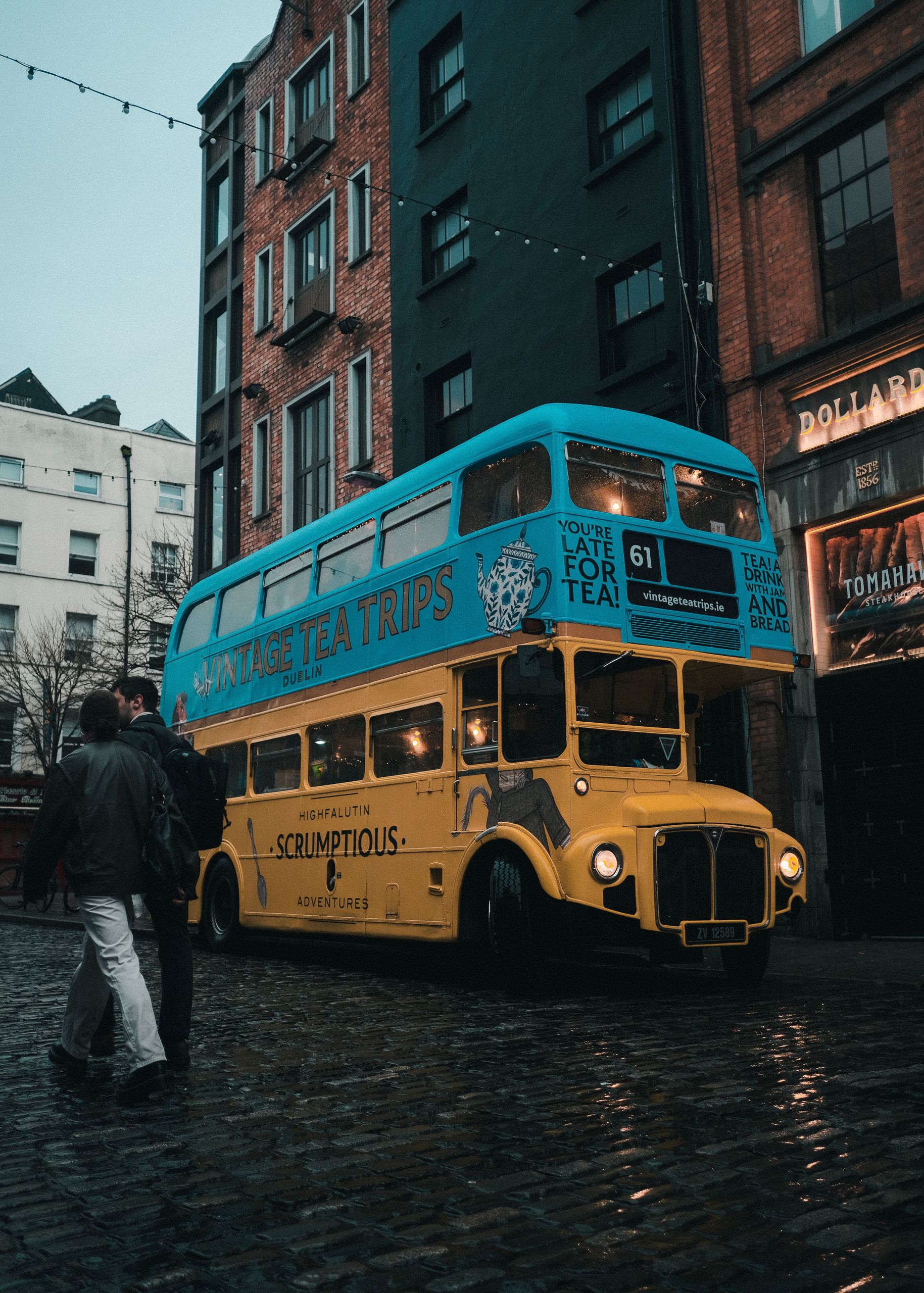 Gammal dubbeldäckarbuss på regnvåt kullerstensgata i Dublin