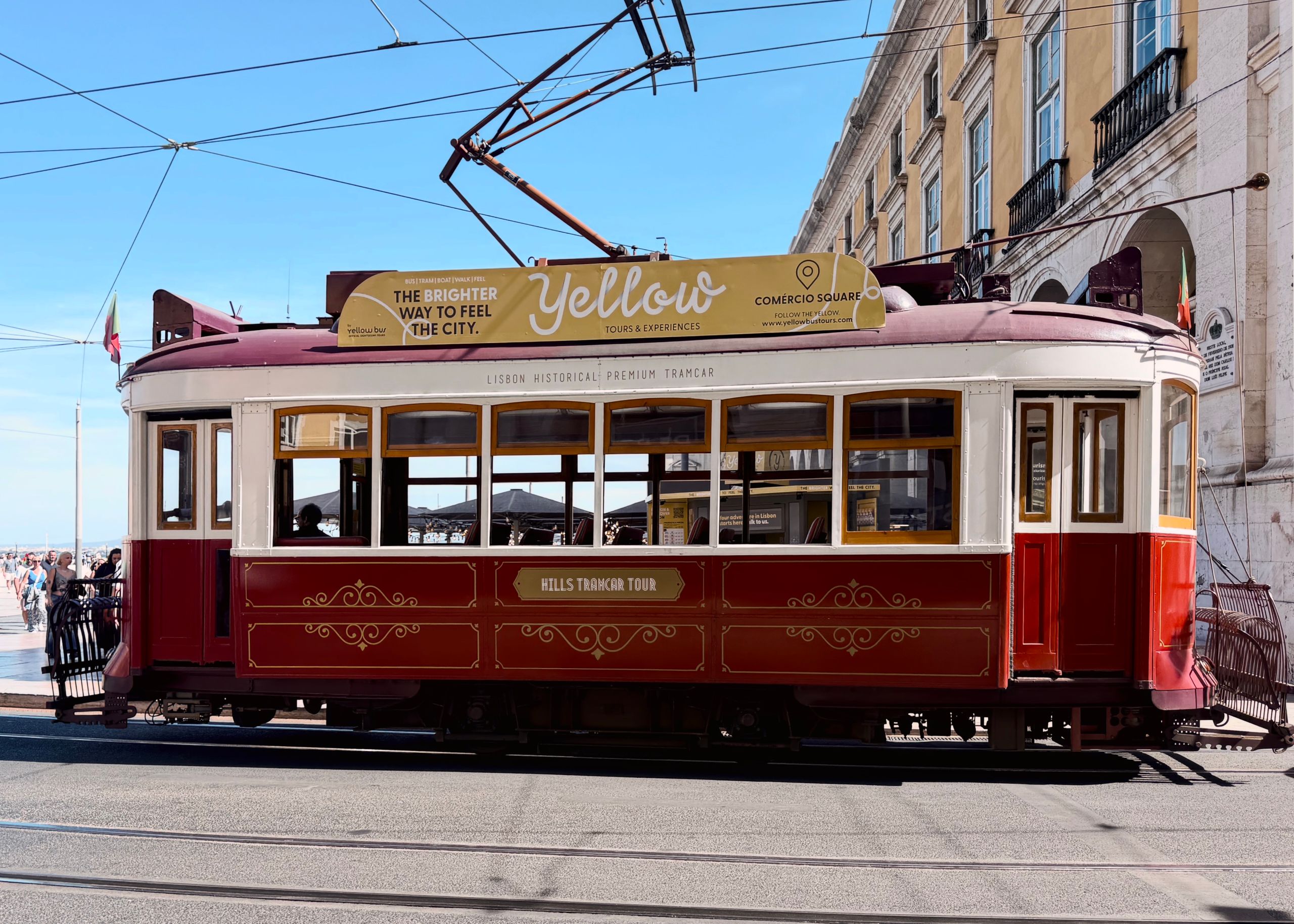 Röd spårvagn för stadsturer vid Praça do Comércio i Lissabon
