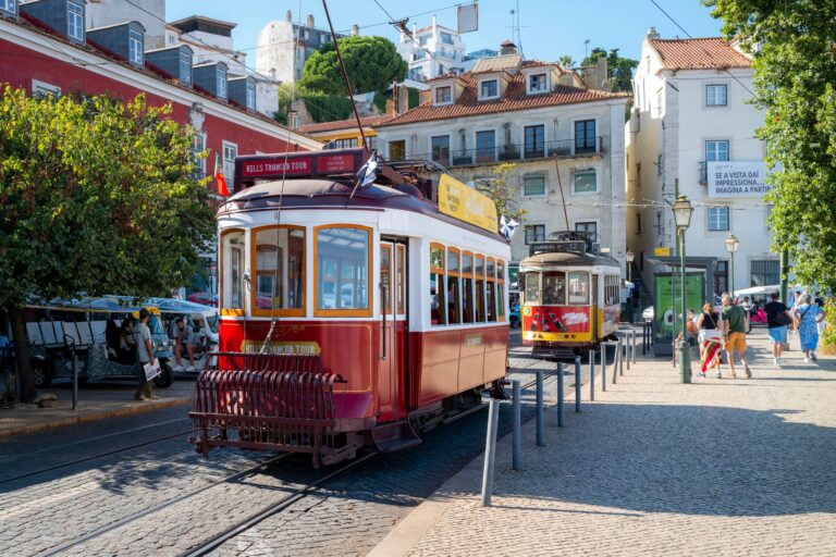 Röda och gula spårvagnar i den historiska stadsdelen Alfama i Lissabon