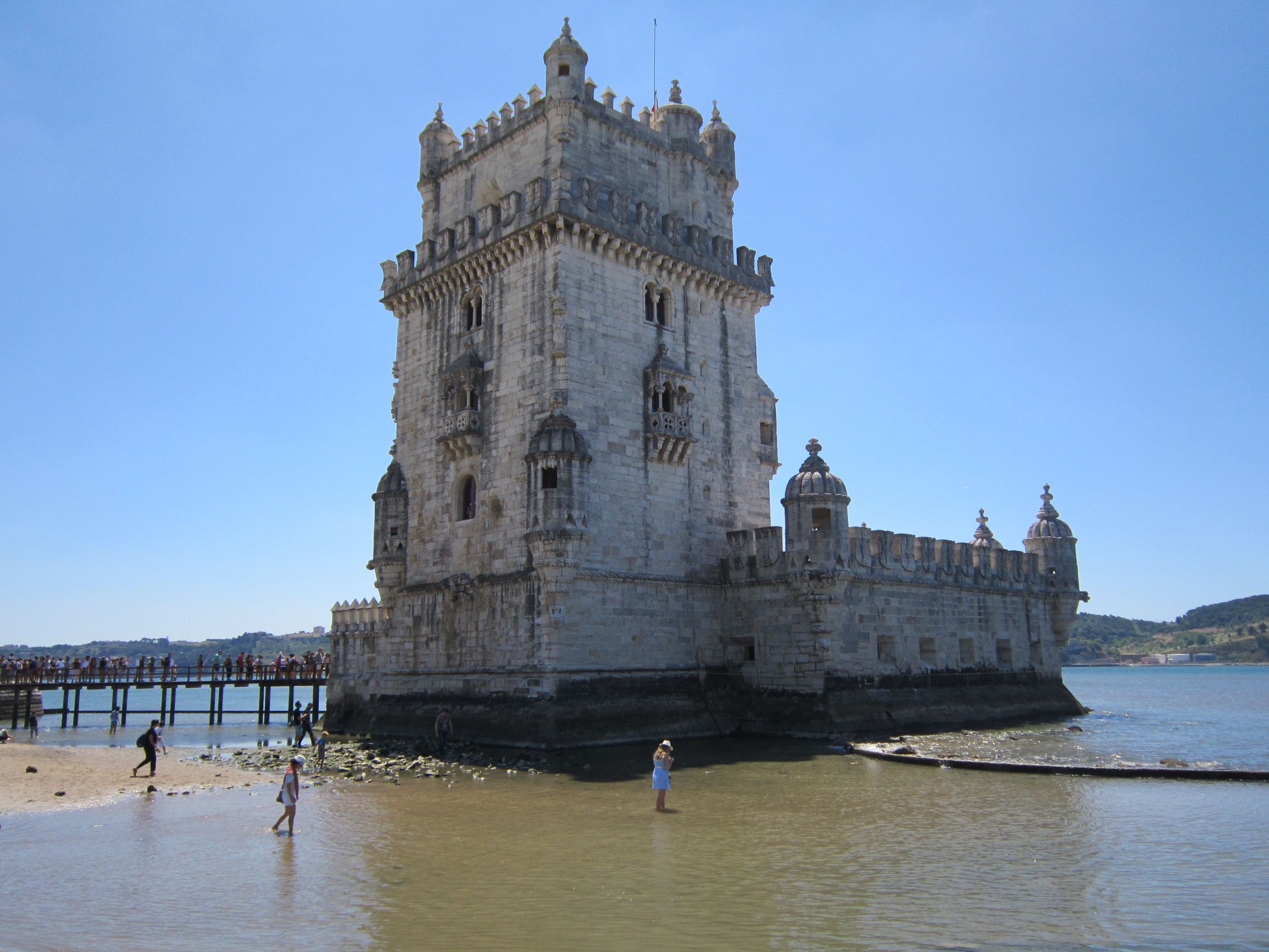 Belémtornet vid floden Tejo i Lissabon en solig dag
