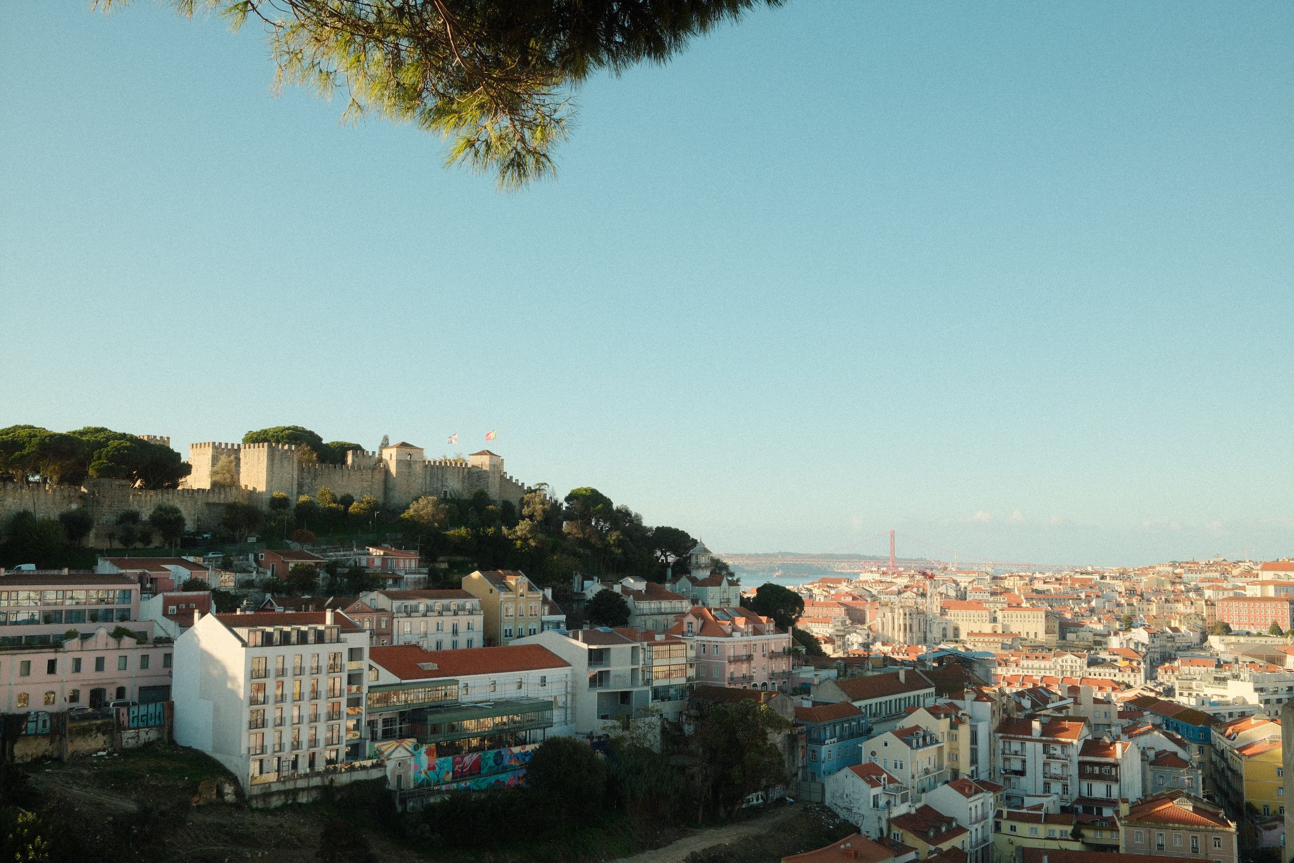 Utsikt över Lissabon med borgen Castelo de São Jorge