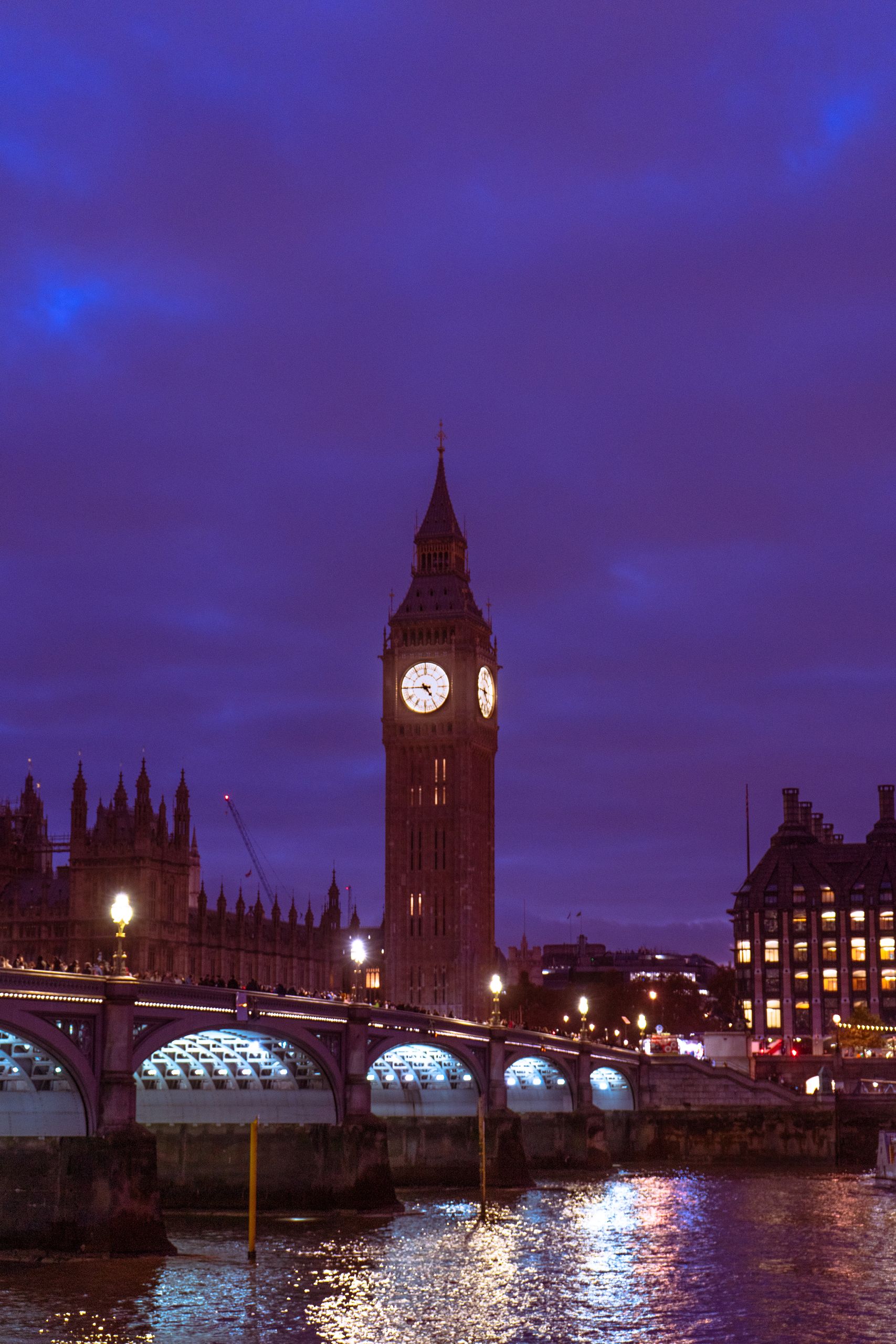Big Ben och Westminster Bridge i London i skymningen