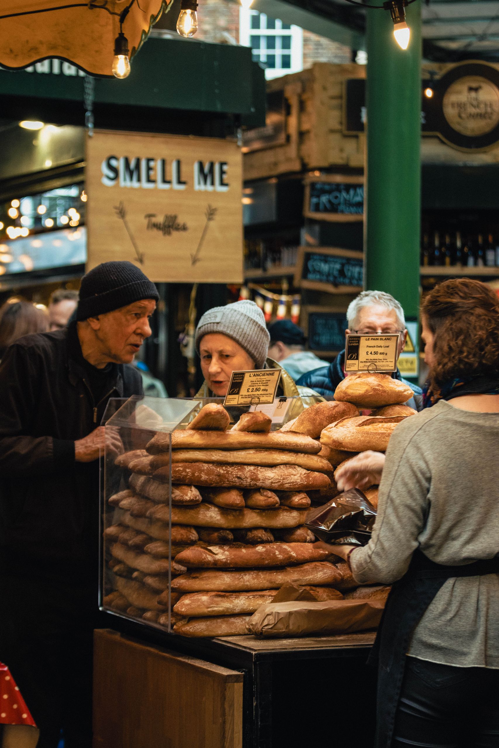Brödstånd med kunder på Borough Market i London
