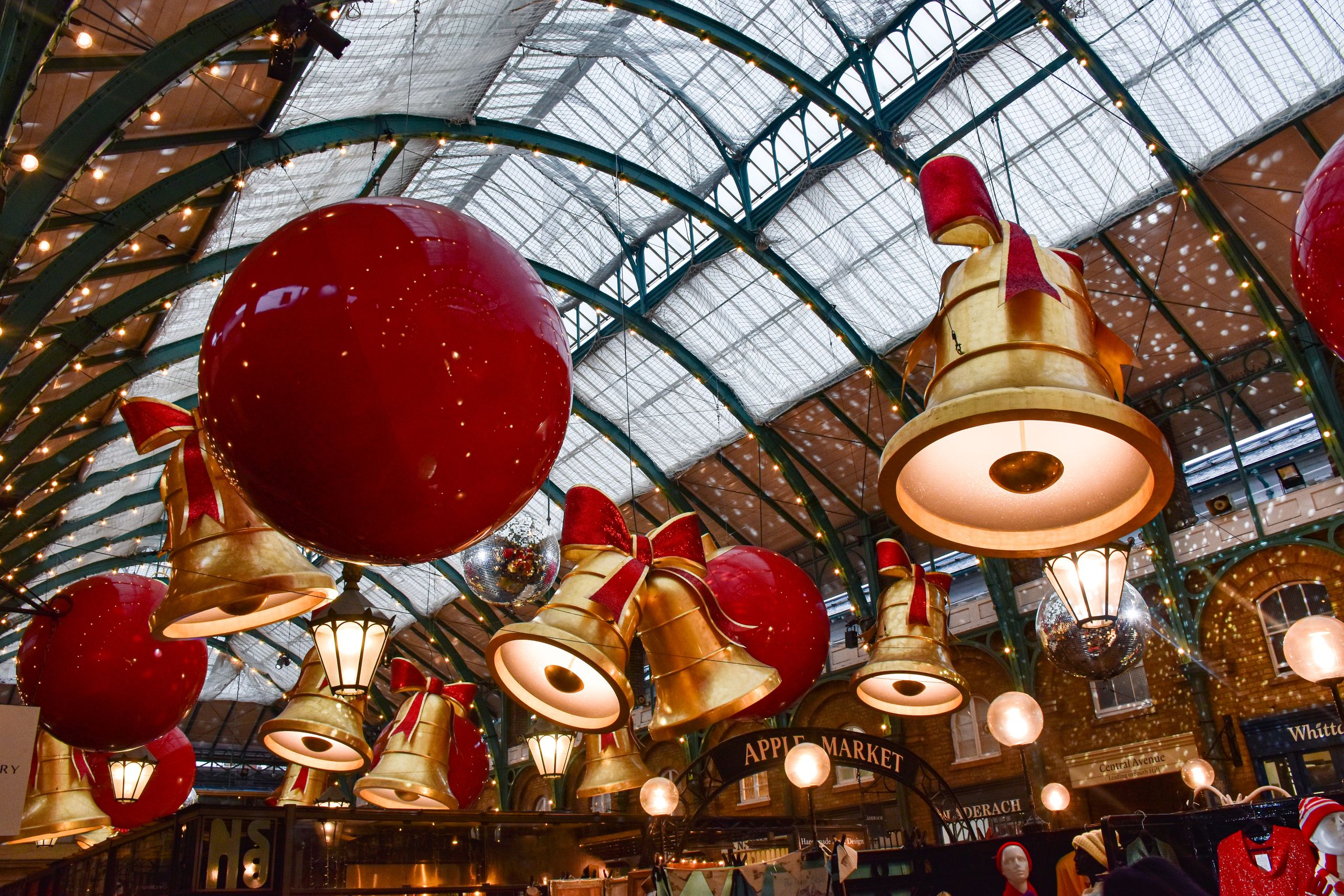 Julpynt med stora röda kulor i Covent Garden Market i London