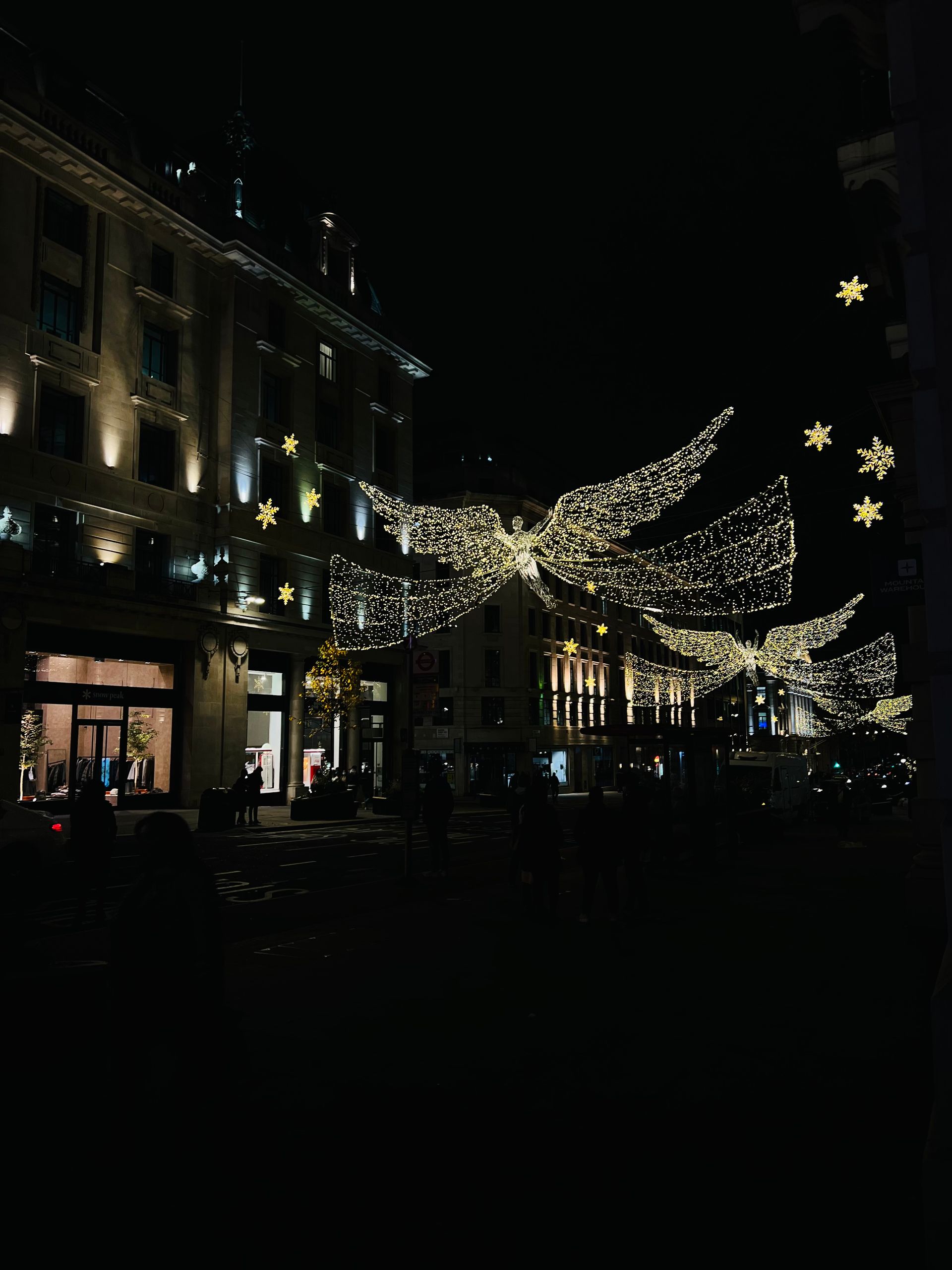 Regent Street i London med julbelysning i form av änglar
