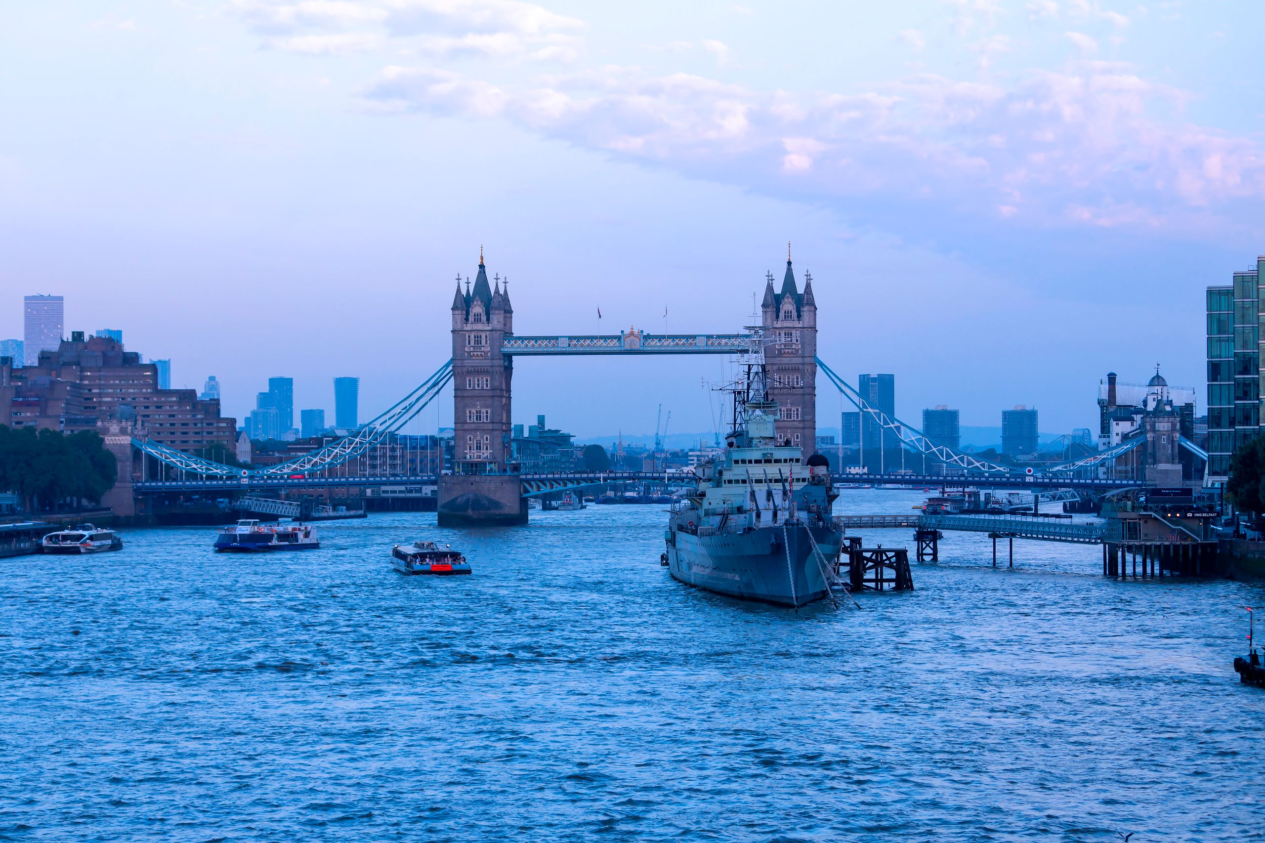 Tower Bridge över Themsen i London i skymningsljus
