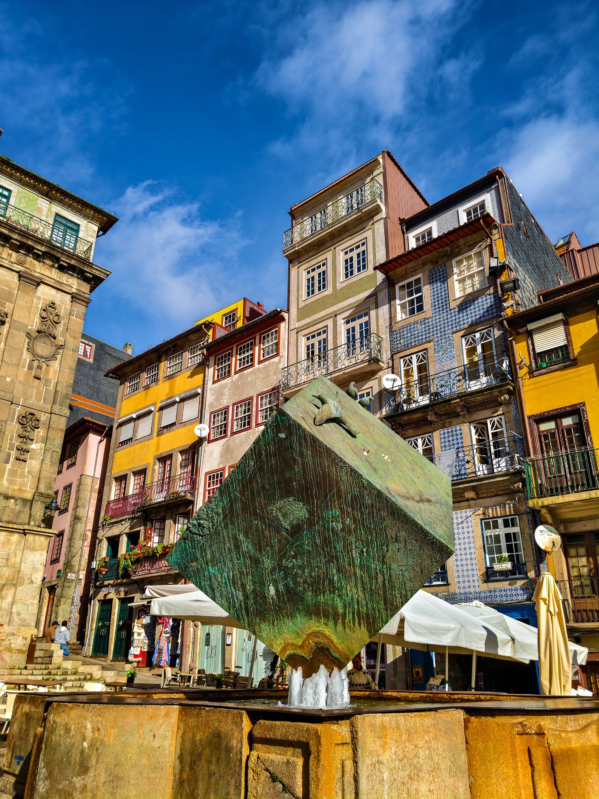 Praça da Ribeira i Porto med den lutande kubfontänen och färgglada fasader