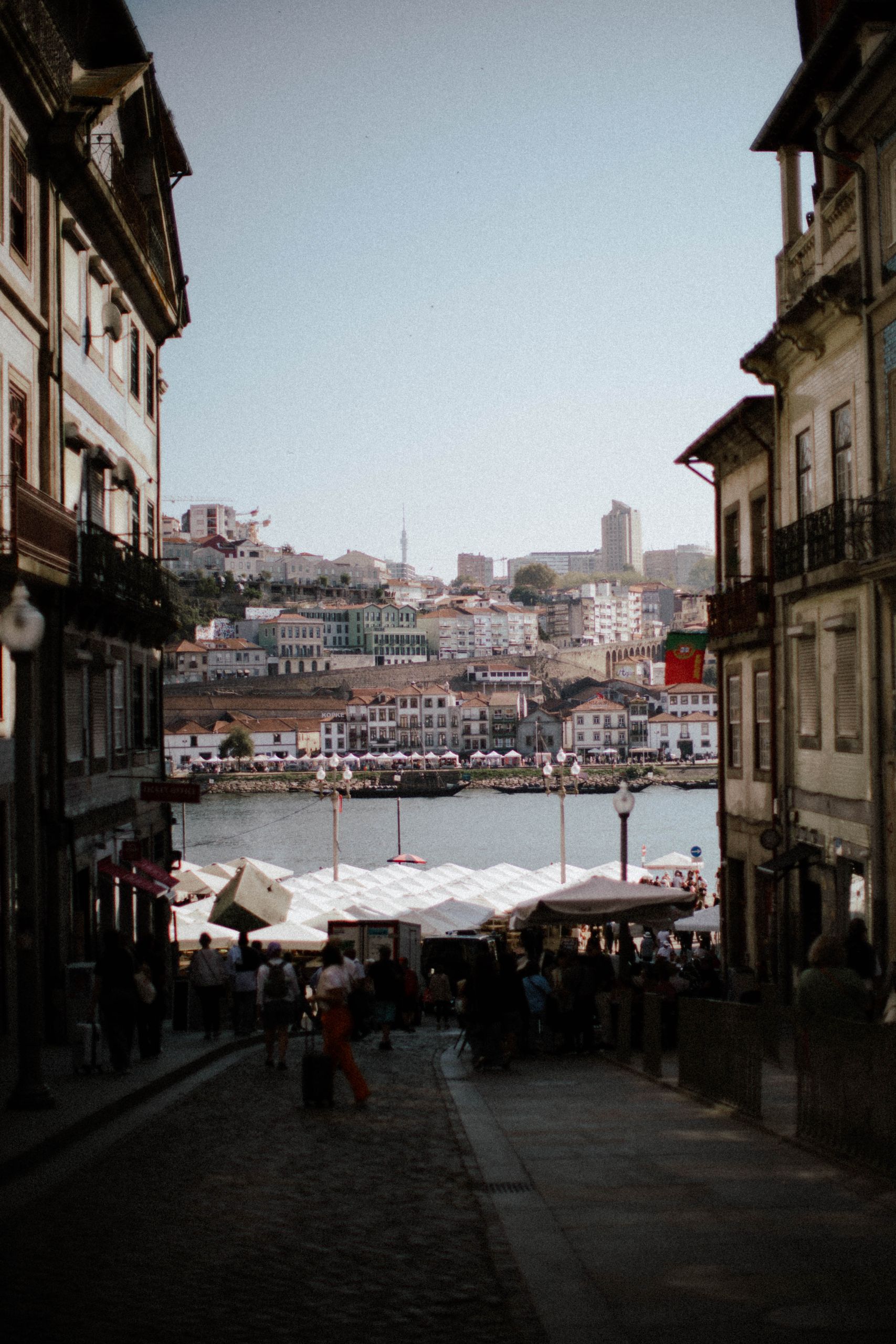 Smal gata i Porto med utsikt ner mot Douro