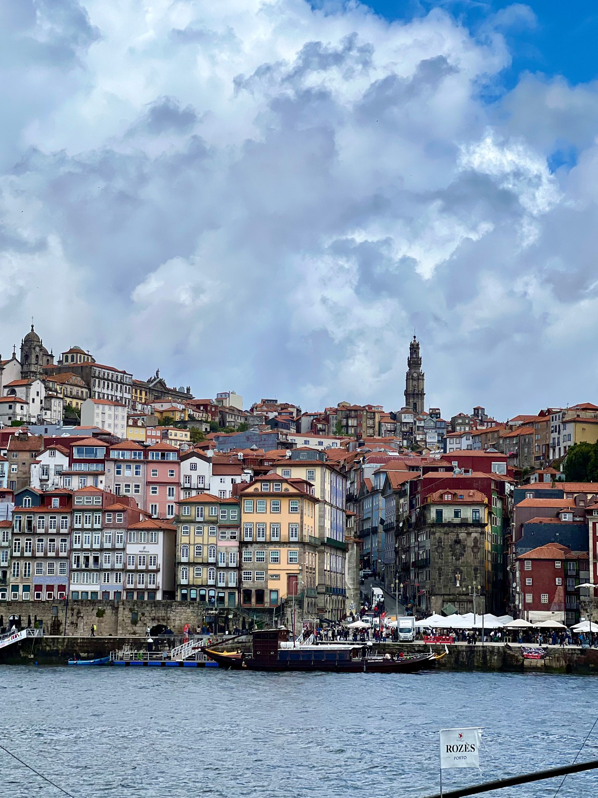 Portos historiska Ribeira-kvarter med färgglada hus ovanför Douro