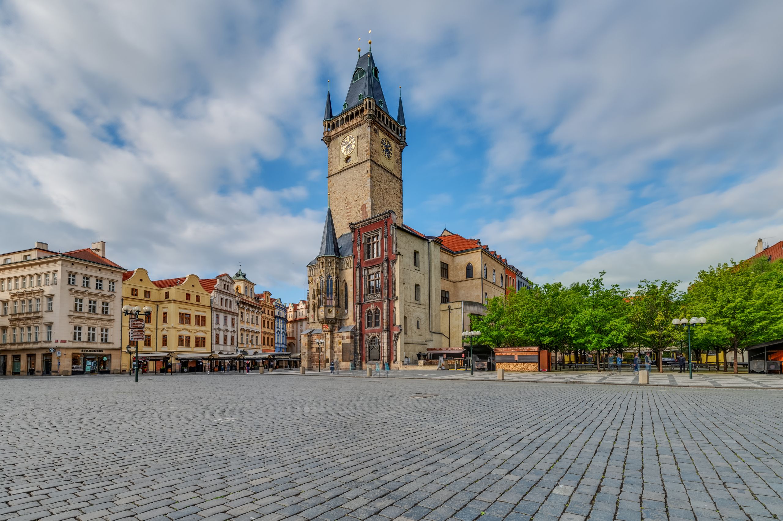 Gamla stans torg i Prag med Gamla rådhusets torn och det astronomiska uret
