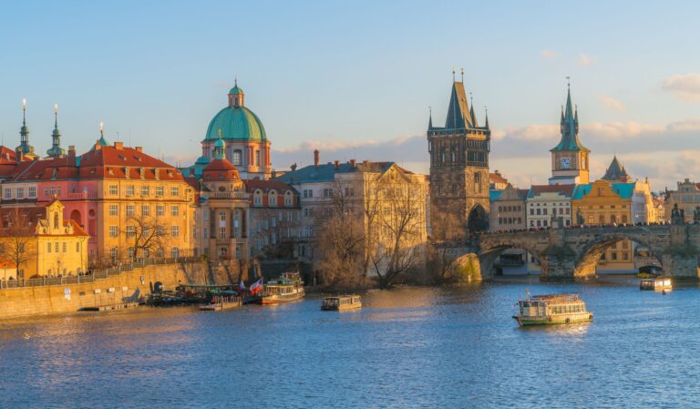 Karlsbron, Gamla stans brotorn och Moldau i Prag i kvällssol