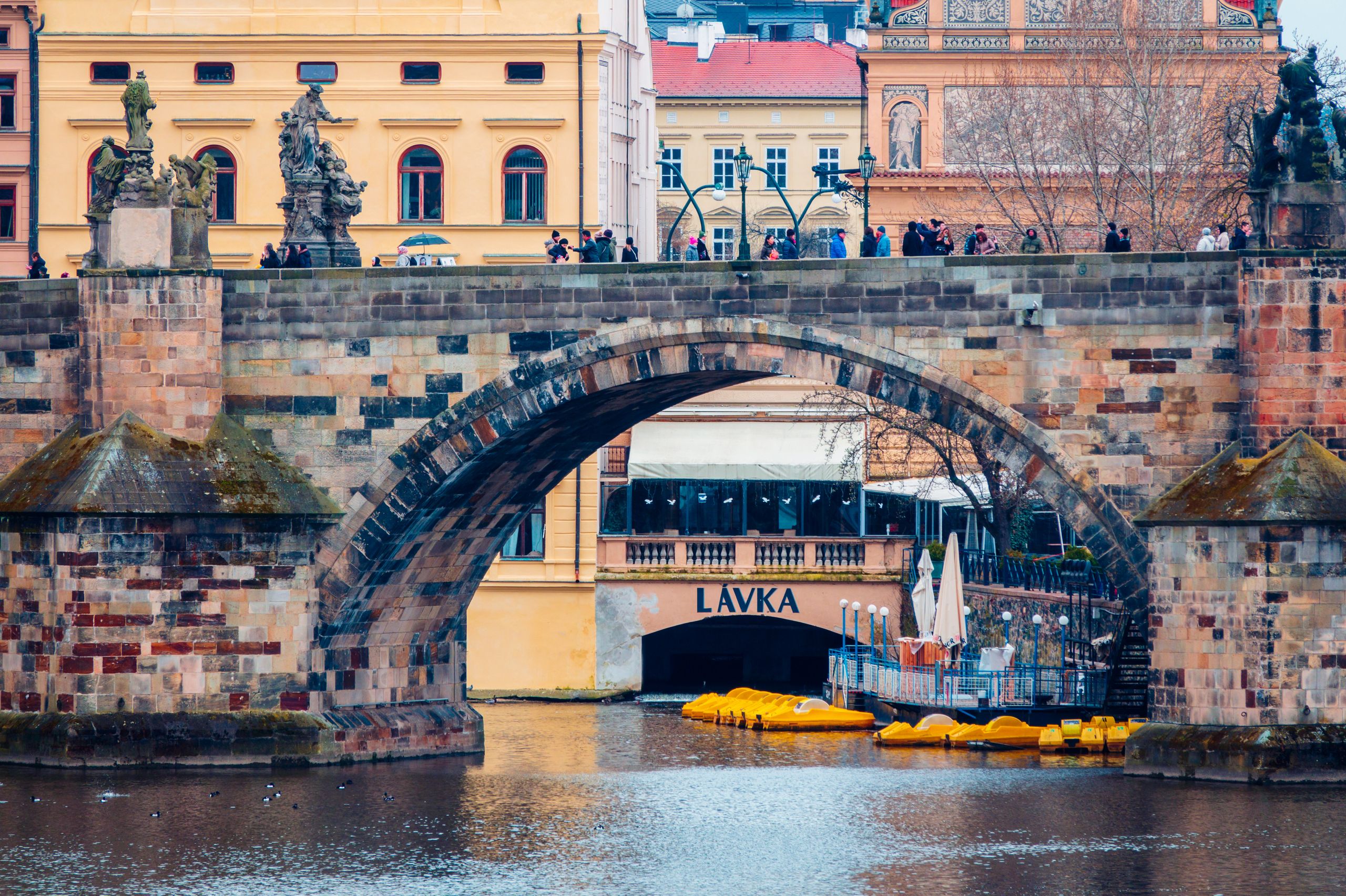 Karlsbron i Prag med barockstatyer och ett brovalv över Moldau