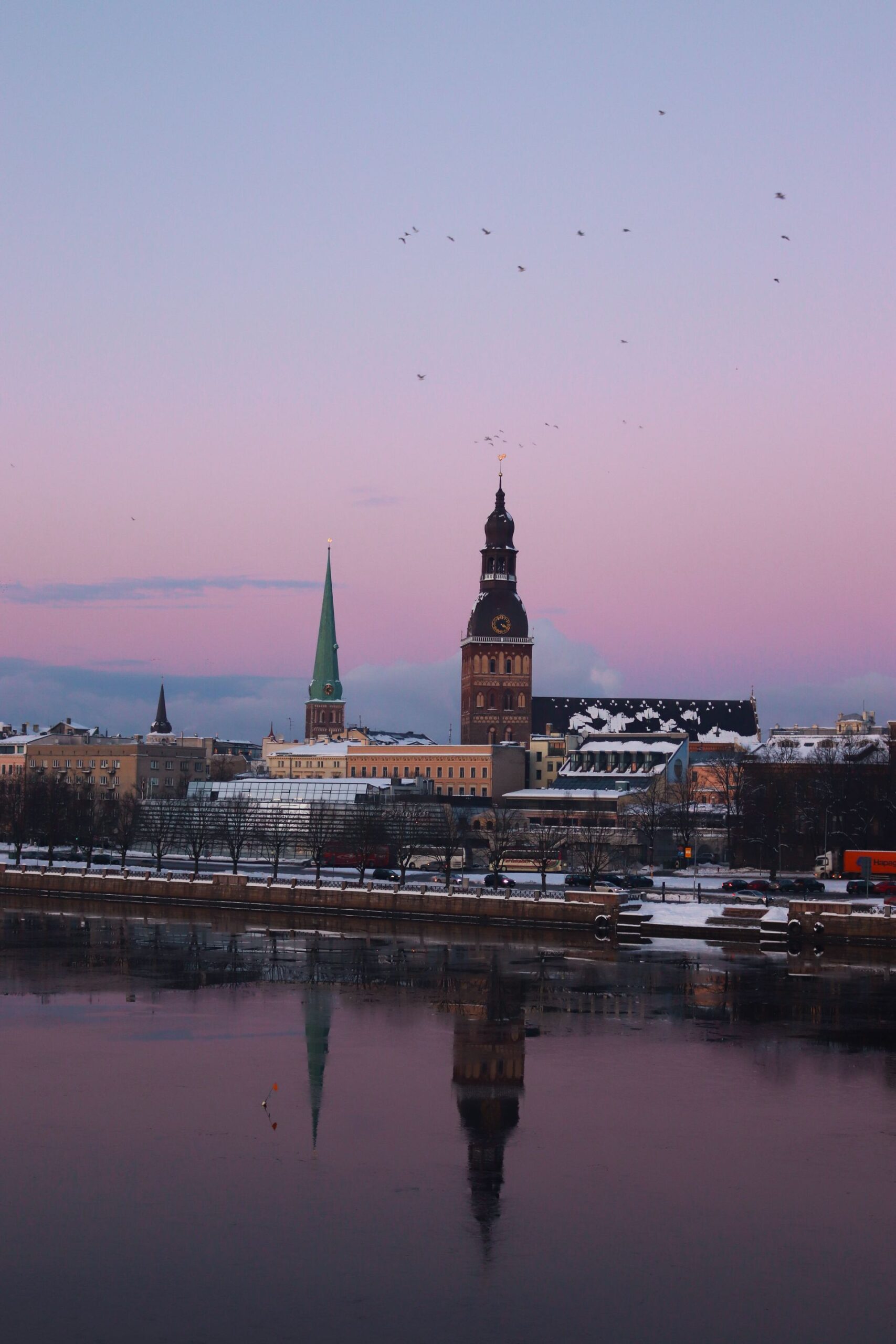 Utsikt mot katedralen från floden Daugava i Riga