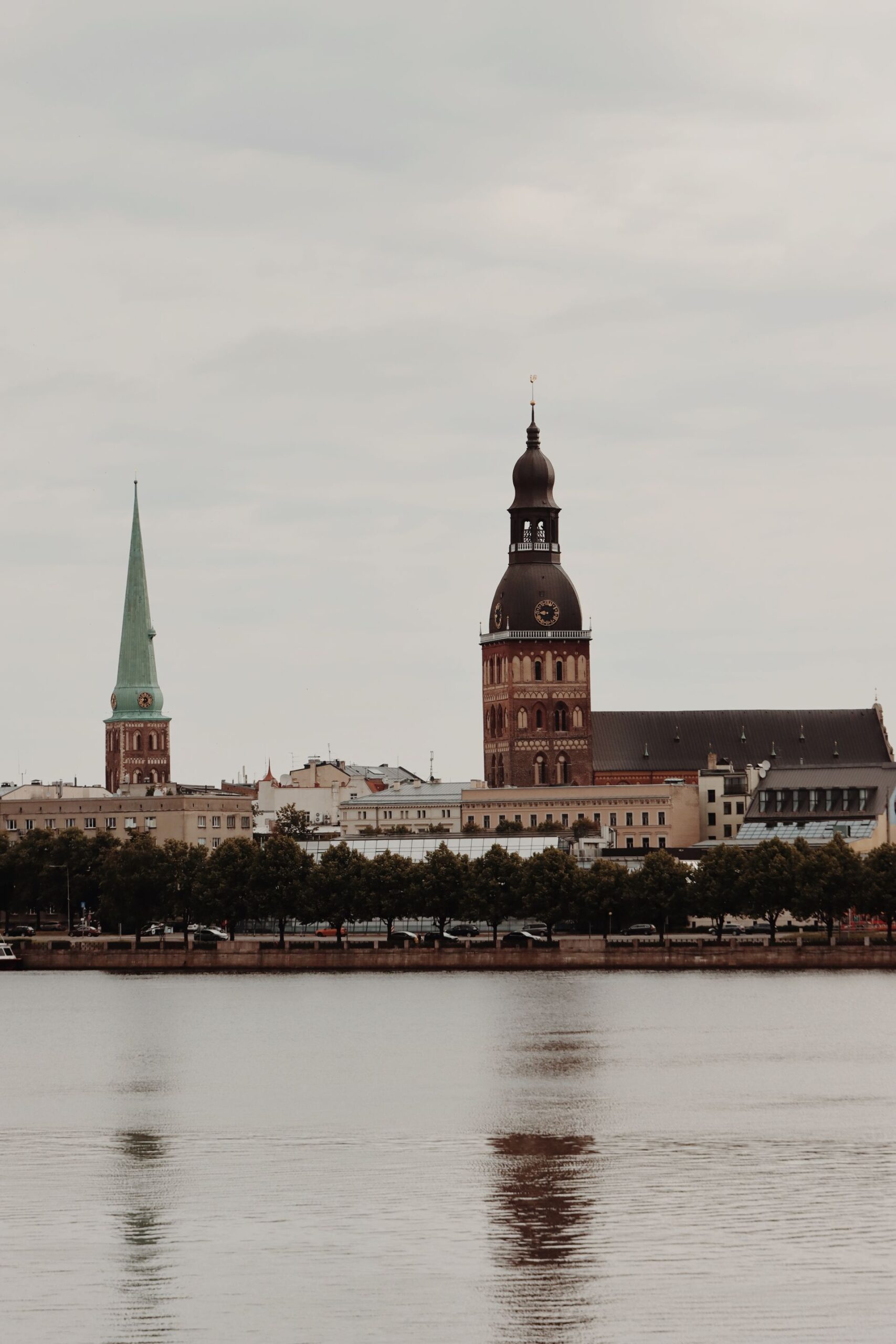 Rigas historiska katedral sedd över floden