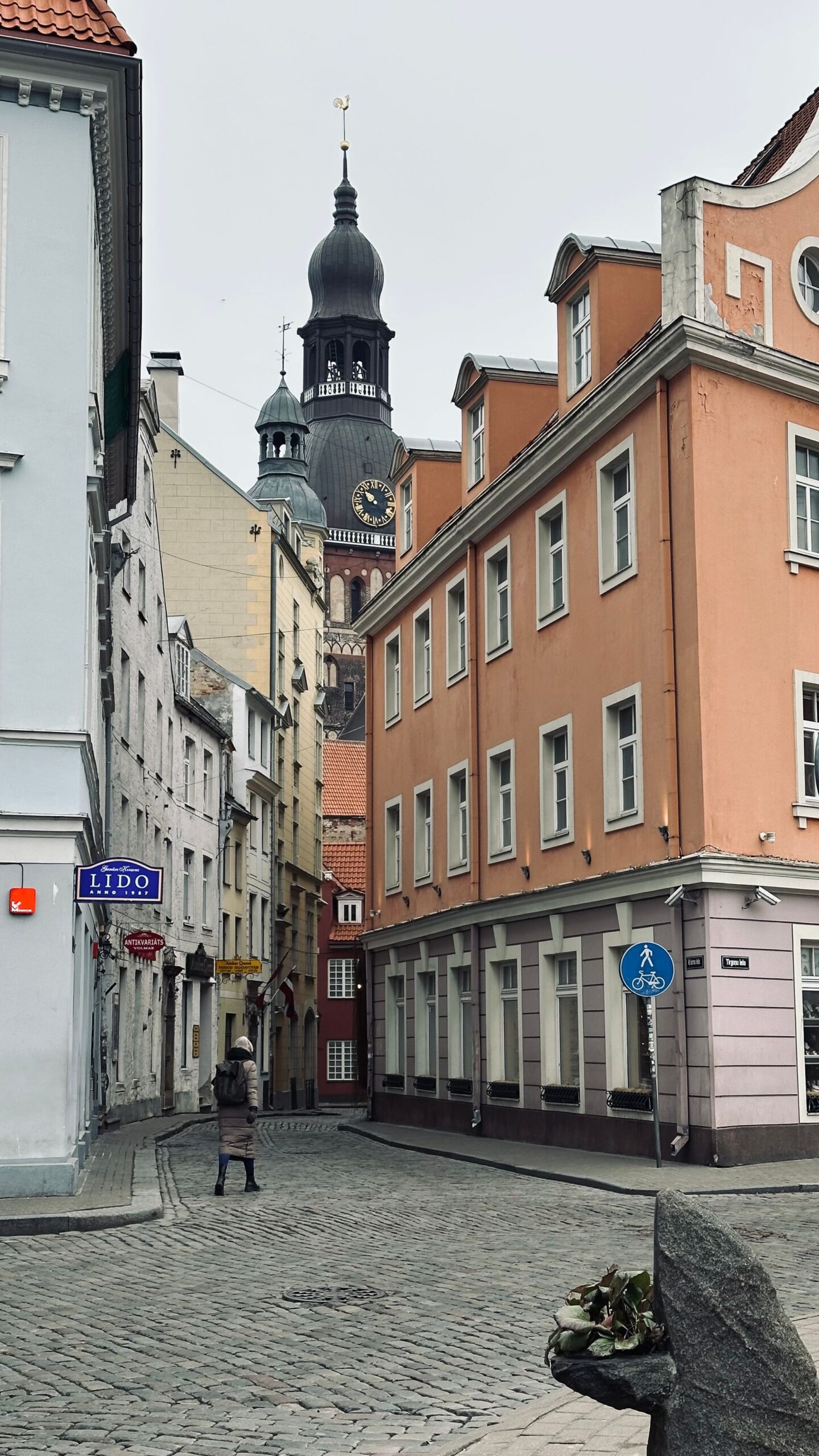 Kullerstensgata i Gamla stan i Riga