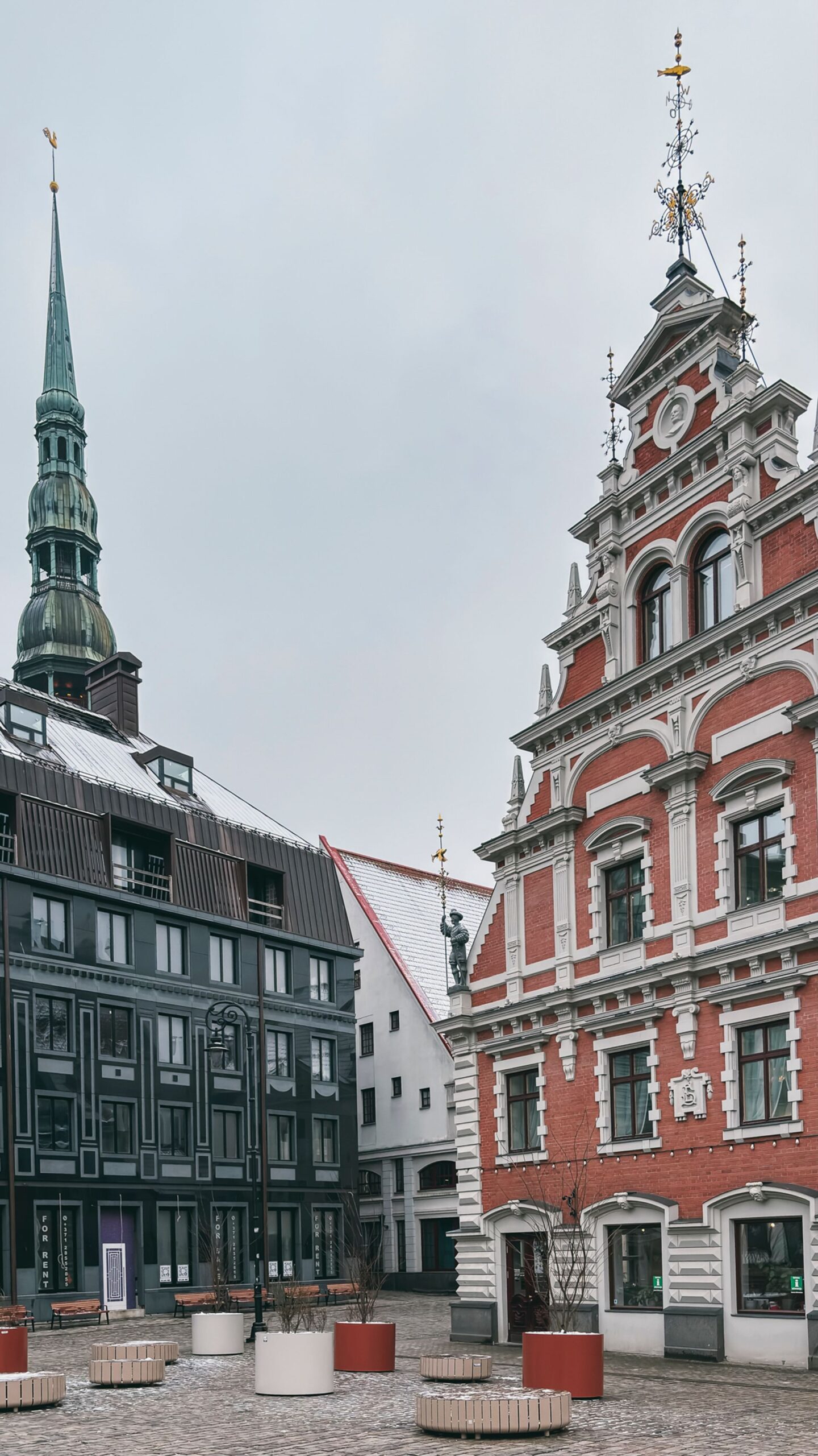 Historisk arkitektur vid ett torg i Gamla Riga