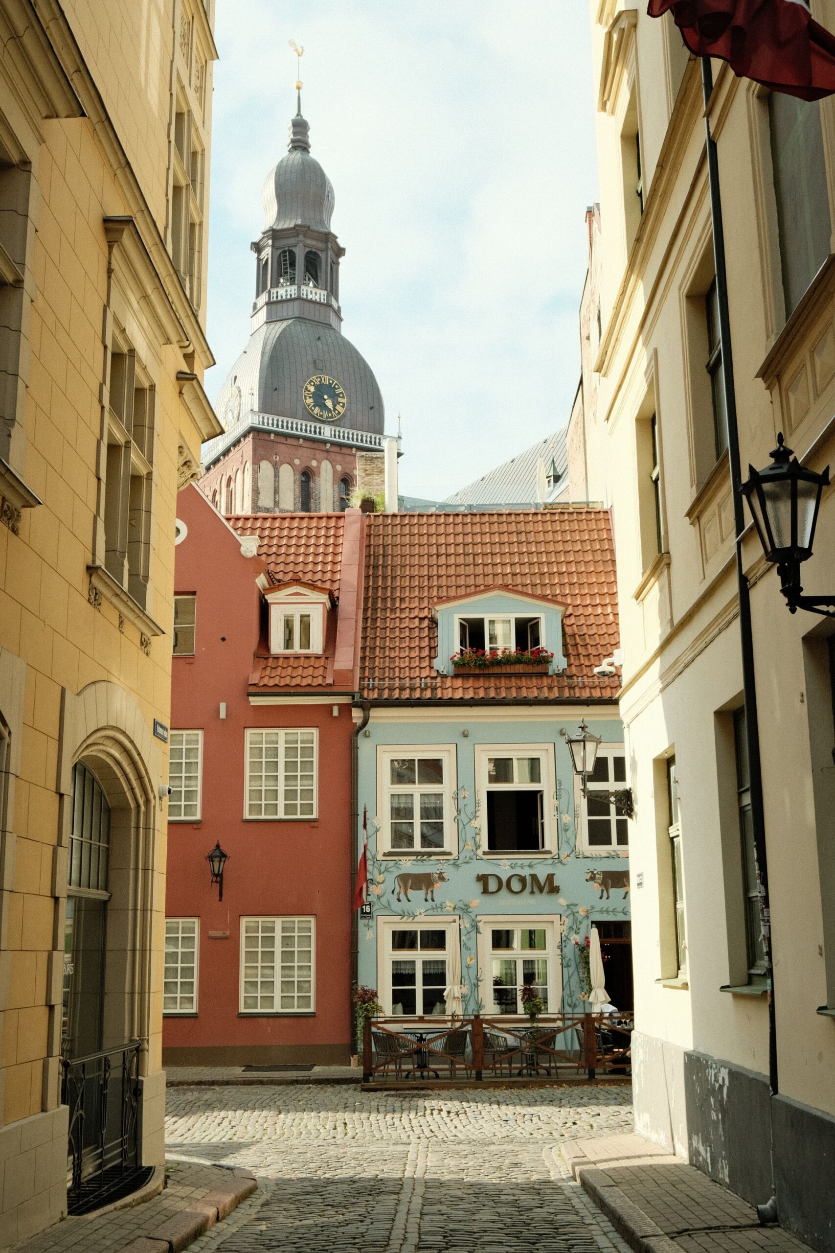 Gammal stadsgata i Riga med färgglada fasader