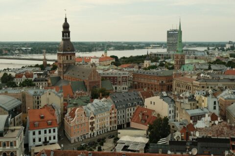 Flygvy över Gamla stan i Riga med röda tegeltak och kyrkspiror