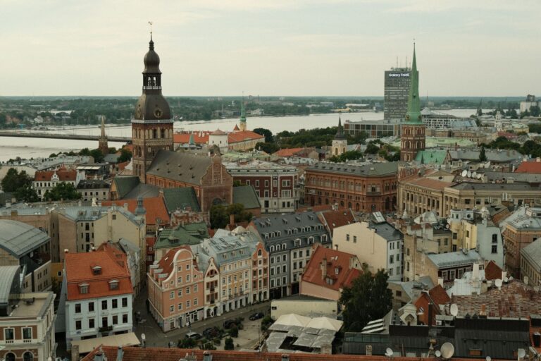 Flygvy över Gamla stan i Riga med röda tegeltak och kyrkspiror