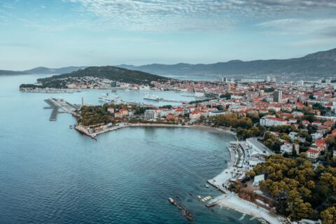 Flygbild över Split i Kroatien med stadsbild, hamn och Adriatiska havet