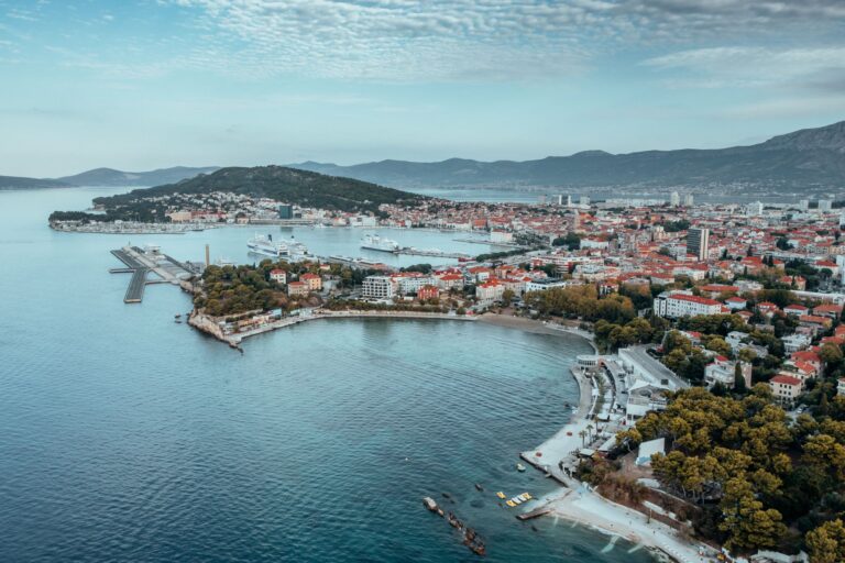 Flygbild över Split i Kroatien med stadsbild, hamn och Adriatiska havet