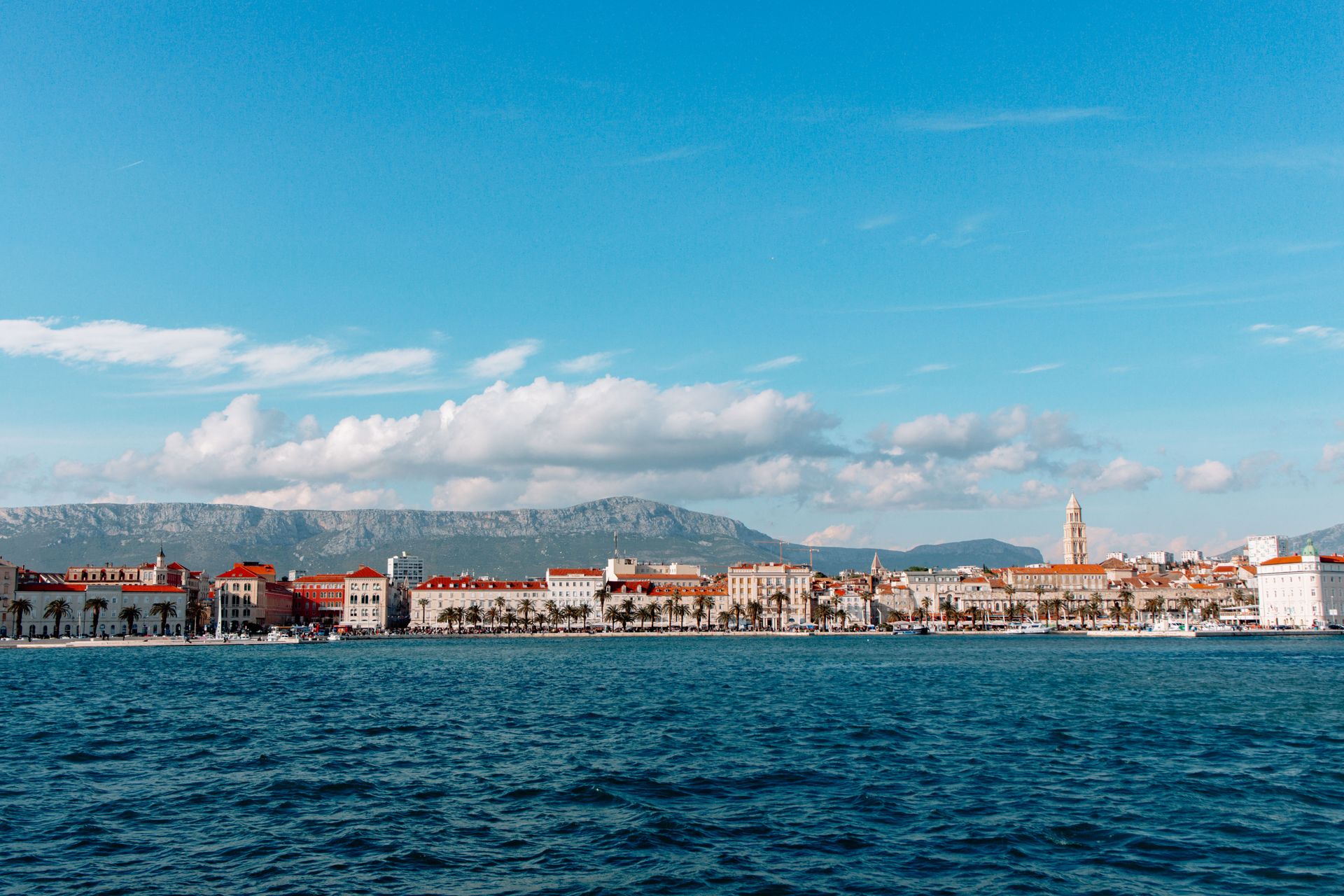 Split sett från havet med hamnen och bergen i bakgrunden