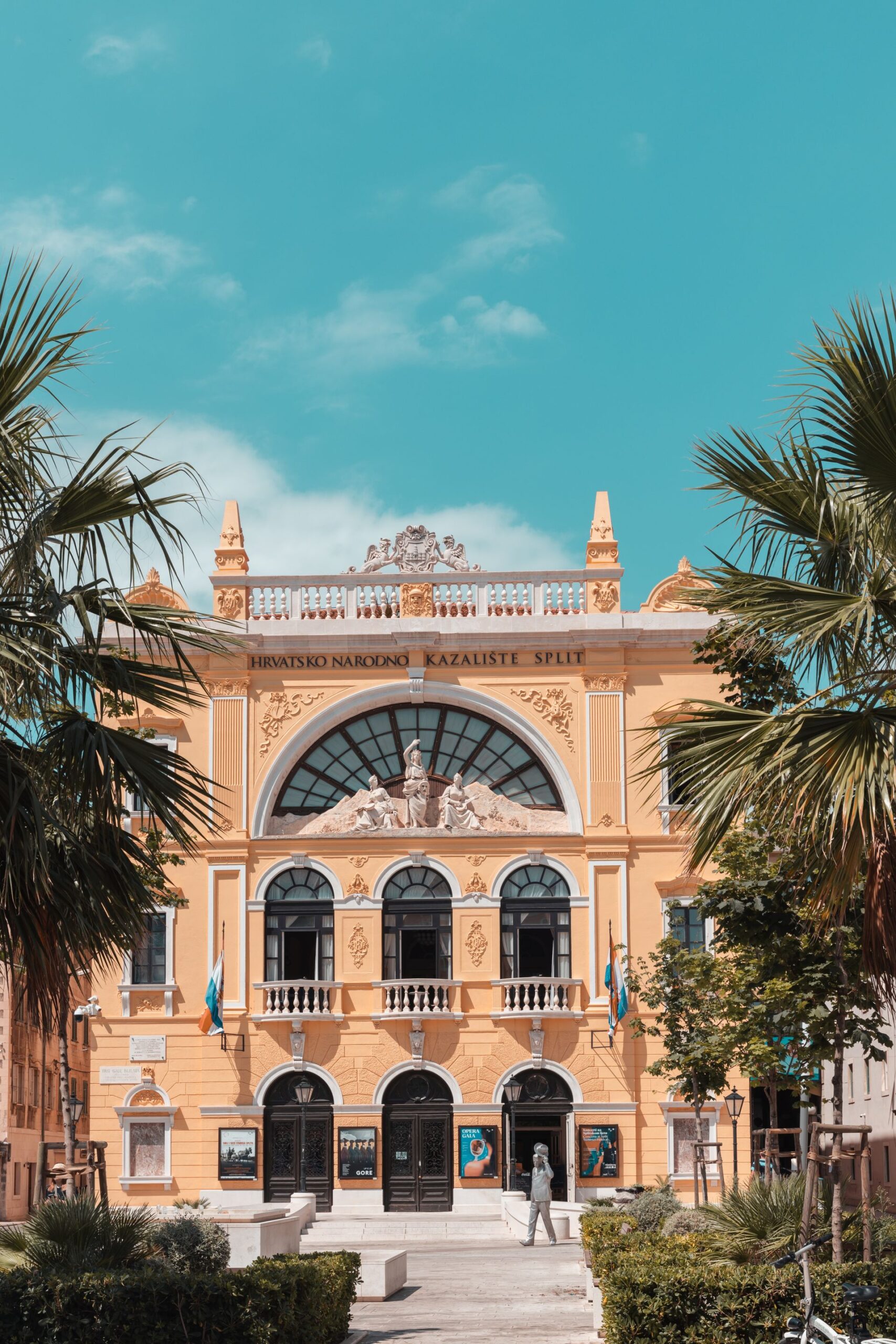 Kroatiska nationalteatern i Split inramad av palmer